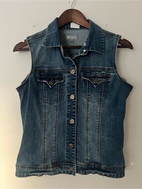 Tractr Y2K Sleeveless Dark Blue Denim button front vest , women’s size S.